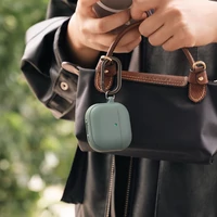 Kép 4/5 - Bluetooth fülhallgató töltőtok tartó, szilikon, vezeték nélküli töltés támogatás, Magsafe kompatibilis, karabiner, Apple AirPods 4 kompatiblis, Ringke Onyx Magnetic, szürke